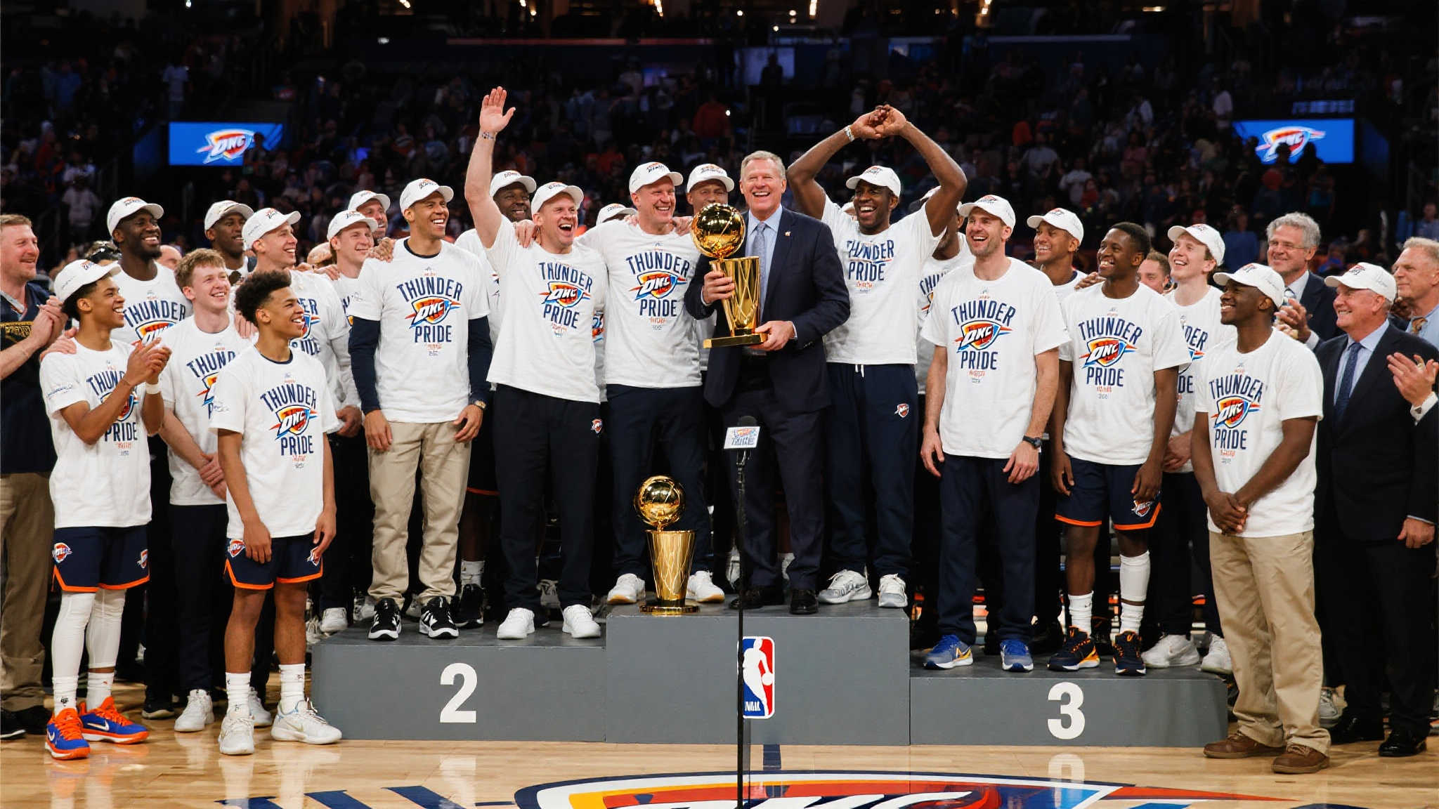 巅峰时刻！雷霆众将携手老板共举总冠军奖杯