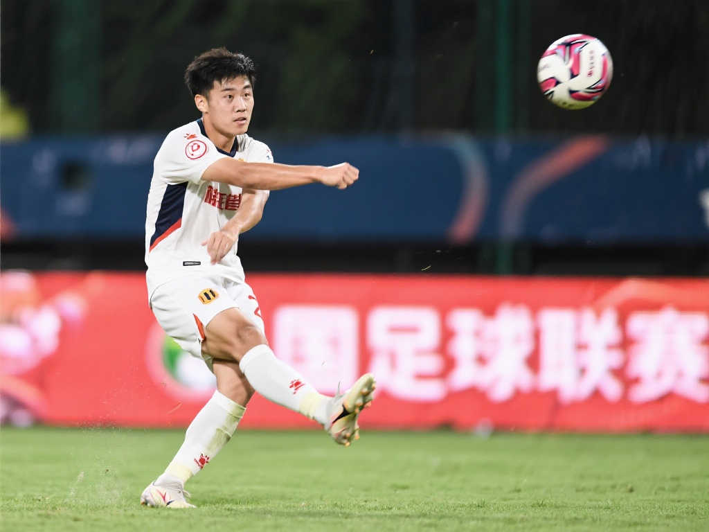 【中超】杨明洋远射破门韦世豪进球 蓉城险胜浙江队2比1