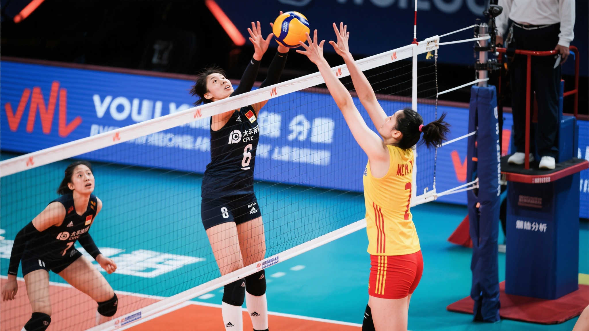 中国女排香港站不敌意大利，董禹含崭露头角展现巨大潜力