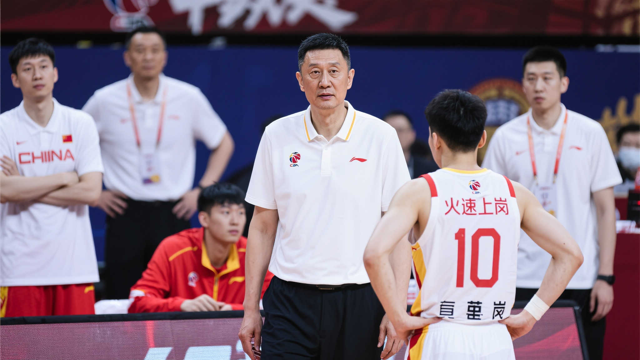 CBA风云再起：三队换帅，张庆鹏离别天津，同曦迎前浙江主帅